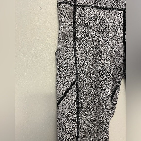 Lululemon Speed Tight V - Size 10 - Picture 3 of 16